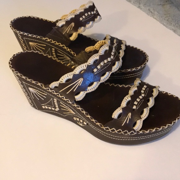 BCBG Brown Wedge size 7m w white stitch detailing - Picture 2 of 3